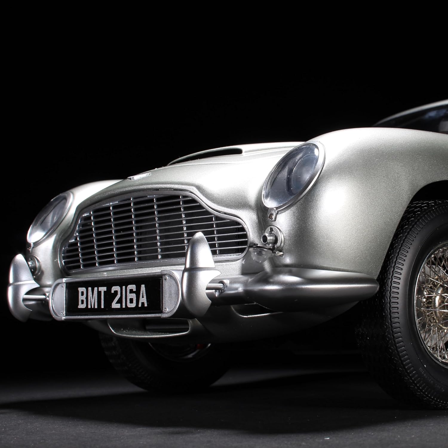 Agora Models Goldfinger Aston Martin DB5-1:8 Scale Model kit - Image 7
