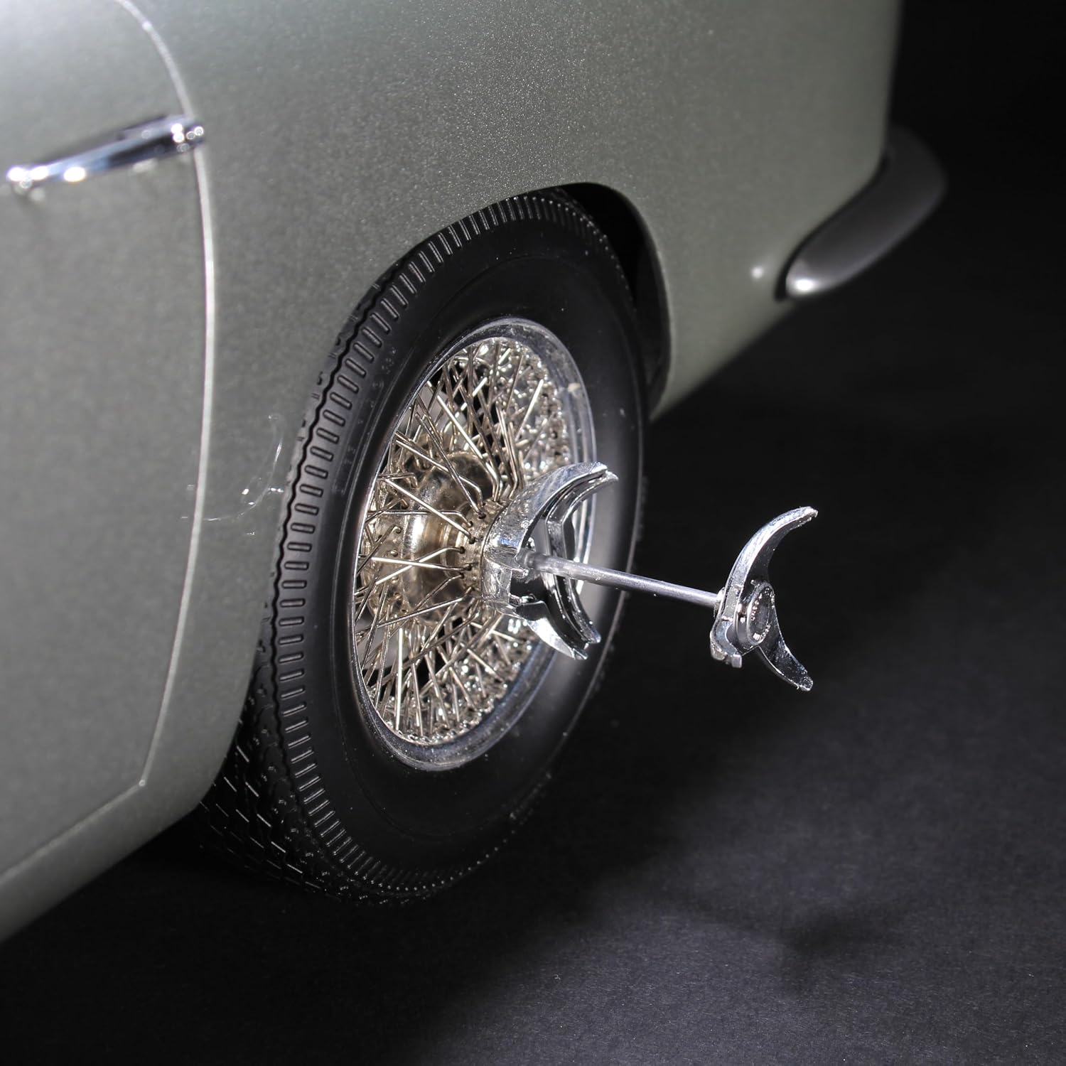 Agora Models Goldfinger Aston Martin DB5-1:8 Scale Model kit - Image 5