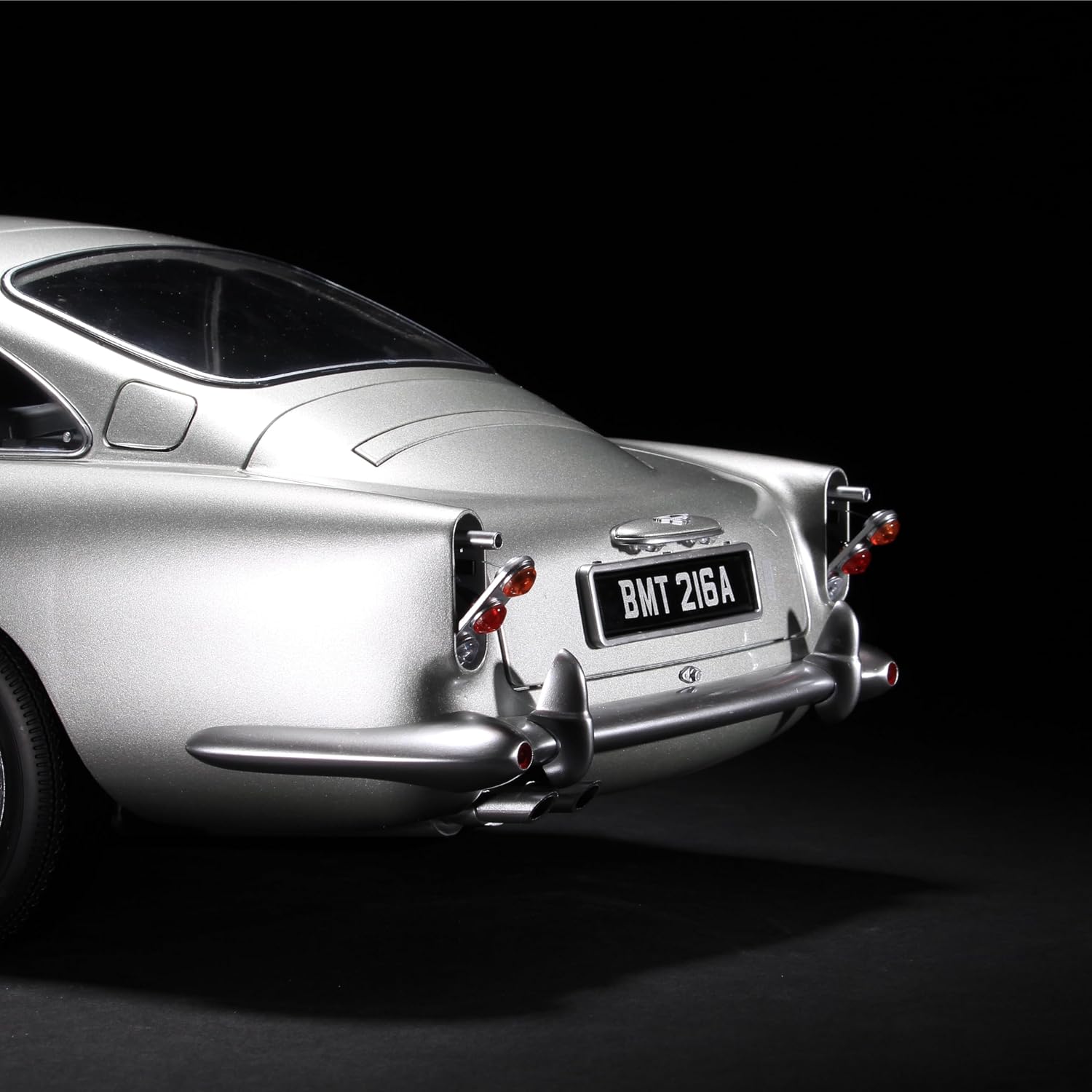 Agora Models Goldfinger Aston Martin DB5-1:8 Scale Model kit - Image 9